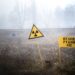 Ein Schild in Tschernobyl warnt vor radioaktiver Strahlung.