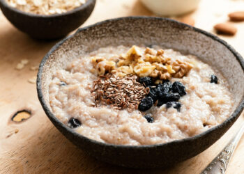Porridge ist ein traditionelles nahrhaftes Frühstücksgericht, das seinen Ursprung in Schottland hat. (Bild: Vladislav Nosik/stock.adobe.com)
