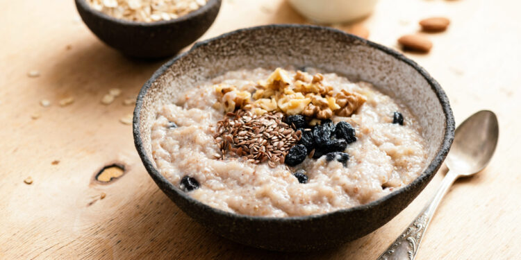 Schale mit Porridge und Früchten.