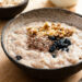 Porridge ist ein traditionelles nahrhaftes Frühstücksgericht, das seinen Ursprung in Schottland hat. (Bild: Vladislav Nosik/stock.adobe.com)