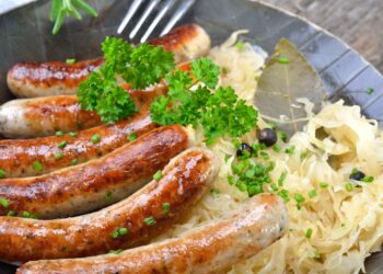 Rostbratwürste auf Sauerkraut