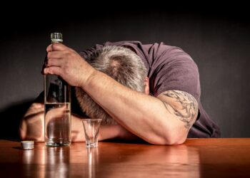 Starker Konsum von Alkohol ist mit verschiedenen ernsthaften gesundheitlichen Problemen verbunden. Gehören Nierenschmerzen, Nierensteine und Niereninfektionen auch dazu? (Bild: Rainer Fuhrmann/stock.adobe.com)