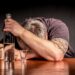 Starker Konsum von Alkohol ist mit verschiedenen ernsthaften gesundheitlichen Problemen verbunden. Gehören Nierenschmerzen, Nierensteine und Niereninfektionen auch dazu? (Bild: Rainer Fuhrmann/stock.adobe.com)