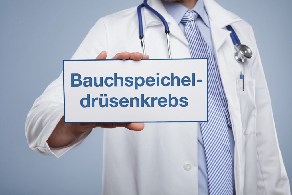 Arzt hält ein Schild mit der Aufschrift Bauchspeicheldrüsenkrebs