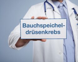 Arzt hält ein Schild mit der Aufschrift Bauchspeicheldrüsenkrebs