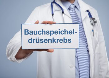 Arzt hält ein Schild mit der Aufschrift Bauchspeicheldrüsenkrebs