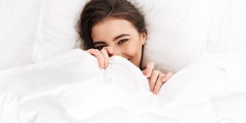 Es fühlt sich nicht nur angenehm an, in frischer Bettwäsche zu schlafen, es kann auch vorteilhaft für die Gesundheit sein. (Bild: Drobot Dean/stock.adobe.com)