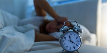 Wie wirkt sich die Bedrohung durch COVID-19 auf den Schlaf und die Psyche von Menschen aus? (Bild: Graphicroyalty/stock.adobe.com)
