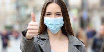 Wie stark reduziert das Tragen einer Maske durch die Atmung ausgeschiedene Speicheltröpfchen? (Bild: Antonioguillem/stock.adobe.com)