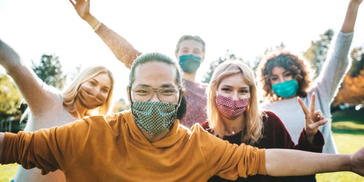 Junge Menschen mit Gesichtsmasken.