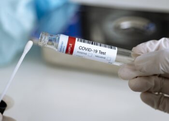 Röhrchen mit einem Abstrichtest für COVID-19