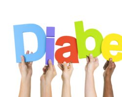 Hände halten den Schriftzug "Diabetes" hoch.
