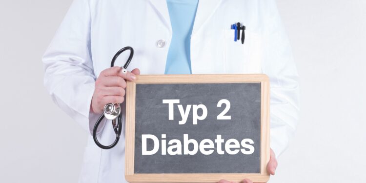 Arzt hält eine Tafel mit der Aufschrft "Typ-2-Diabetes"