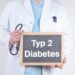 Arzt hält eine Tafel mit der Aufschrft "Typ-2-Diabetes"