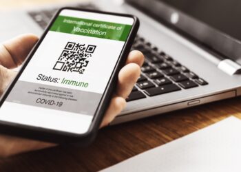 Smartphone mit Impfnachweis