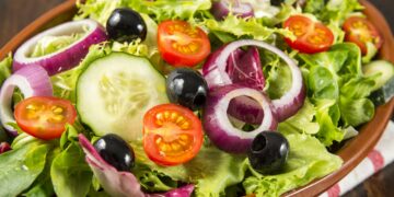 Eine gesunde Ernährung mit vielen pflanzlichen Nahrungsmitteln hilft dabei die eigene Gesundheit und zusätzlich die Umwelt zu schützen. (Bild: Sergio Martínez/stock.adobe.com)