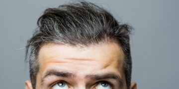 Ist es möglich, dass durch Stress ergraute Haare ihre ursprüngliche Farbe wiedererlangen? (Bild: Volodymyr/stock.adobe.com)