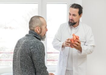 Bei einer Herzinsuffizienz scheint es für betroffene Personen durchaus sinnvoll zu sein, sich zum Schutze der eigenen Gesundheit regelmäßig auf Krebs untersuchen zu lassen. (Bild: M.Dörr & M.Frommherz/stock.adobe.com)