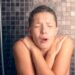 Eine kalte Dusche mag zwar unangenehm erscheinen, soll jedoch zu positiven Auswirkungen auf die Gesundheit beitragen. (Bild: Lars Zahner/stock.adobe.com)