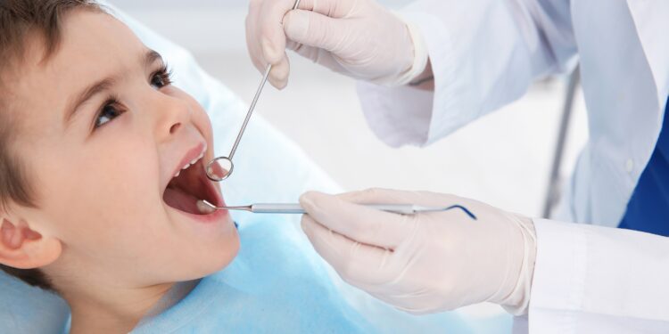 Zahnarzt untersucht Zähne eines Jungen
