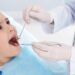 Zahnarzt untersucht Zähne eines Jungen