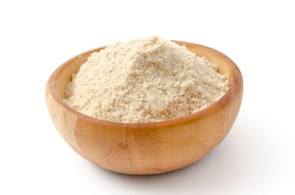 Erdmandelmehl in einer Holzschüssel