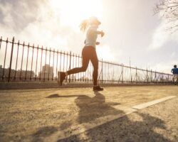 Junge Frau beim morgendlichen Joggen auf der Straße