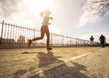 Junge Frau beim morgendlichen Joggen auf der Straße