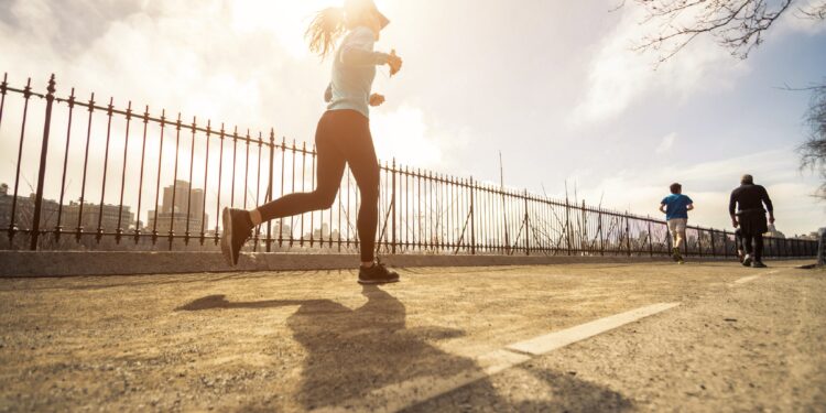 Junge Frau beim morgendlichen Joggen auf der Straße