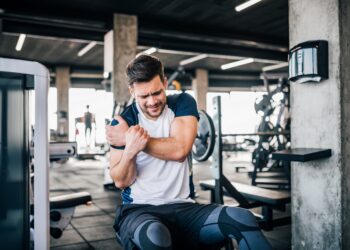 Lang anhaltender Muskelkater oder Schmerzen beim training können auf sogenanntes Übertraining hindeuten. (Bild: bnenin/stock.adobe.com)