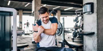 Lang anhaltender Muskelkater oder Schmerzen beim training können auf sogenanntes Übertraining hindeuten. (Bild: bnenin/stock.adobe.com)