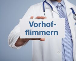 Mediziner mit einem Schild mit der Aufschrift Vorhofflimmern