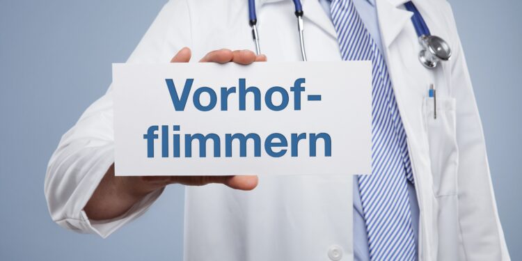 Mediziner mit einem Schild mit der Aufschrift Vorhofflimmern