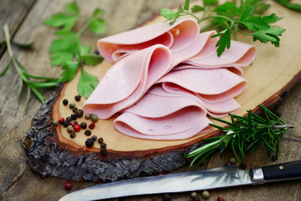 Geschnittene Wurst auf einem Holzbrett