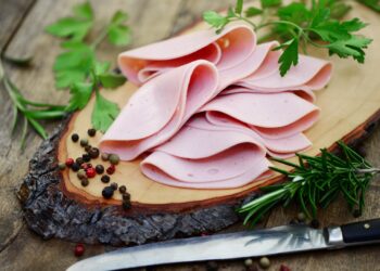 Geschnittene Wurst auf einem Holzbrett