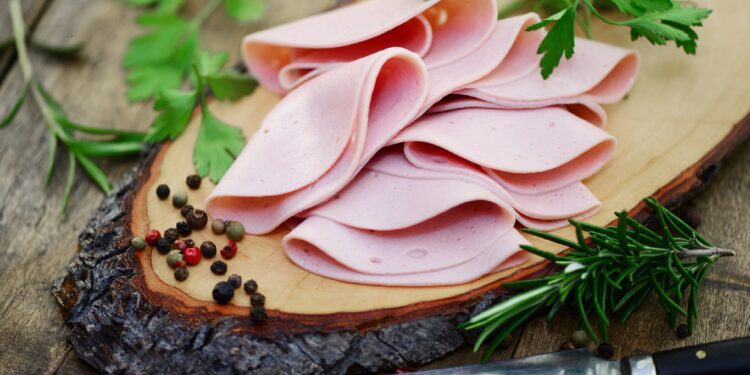 Geschnittene Wurst auf einem Holzbrett