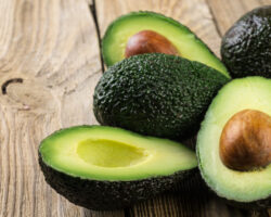 Avocadohälften auf einem Holzbrett