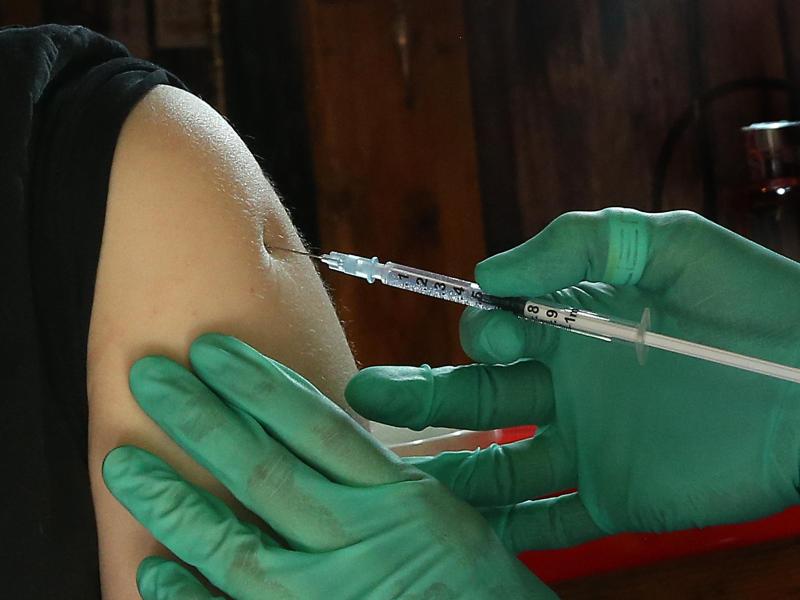 Eine Person bekommt eine Spritze in den Oberarm.