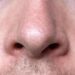 Eine männliche Nase in Nahaufnahme.