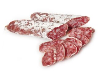 Spanische Salami vor weißem Hintergrund.