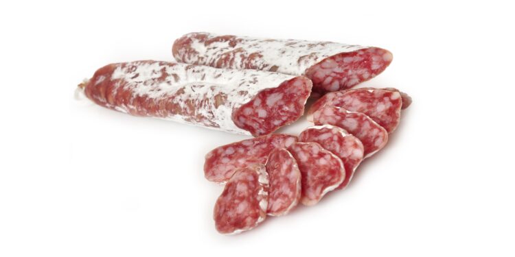 Spanische Salami vor weißem Hintergrund.