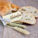 Brot mit einem Schild mit der Aufschrift Glutenfrei