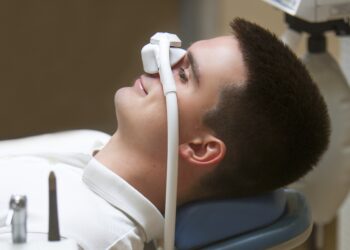 Ein junger Mann erhält Sauerstoff über ein Beatmungsgerät.