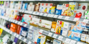 Eine Regal mit Vitamintabletten in einem Supermarkt.