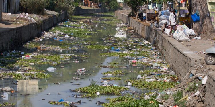 Verschmutzter Fluss in Stadt.