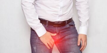 Je nach Ursache kann eine Hodenatrophie mit Schmerzen einhergehen oder längere Zeit unbemerkt bleiben. (Bild: HENADZY/stock.adobe.com)