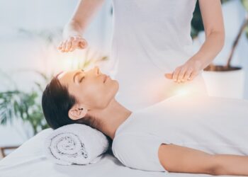 Frau wird mit Reiki behandelt.