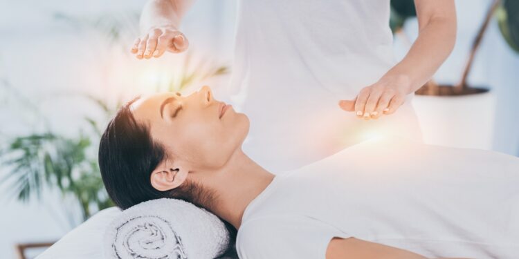 Frau wird mit Reiki behandelt.