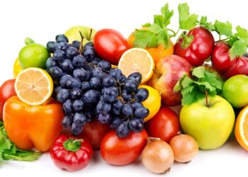 Bunte Mischung verschiedener Obstsorten und Gemüsesorten vor weißem Hintergrund