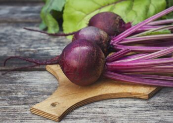 Das heimische Gemüse Rote Bete enthält Flavonoide und lässt sich vielseitig und lecker zubereiten, zum Beispiel als Salat, Suppe, Smoothie oder in einer gemischten Gemüsepfanne. (Bild: Gulsina/stock.adobe.com)